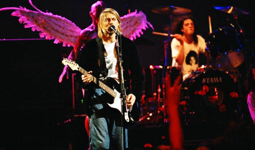 Urmărește Nirvana cântând pentru prima dată în public „Smells Like Teen Spirit”