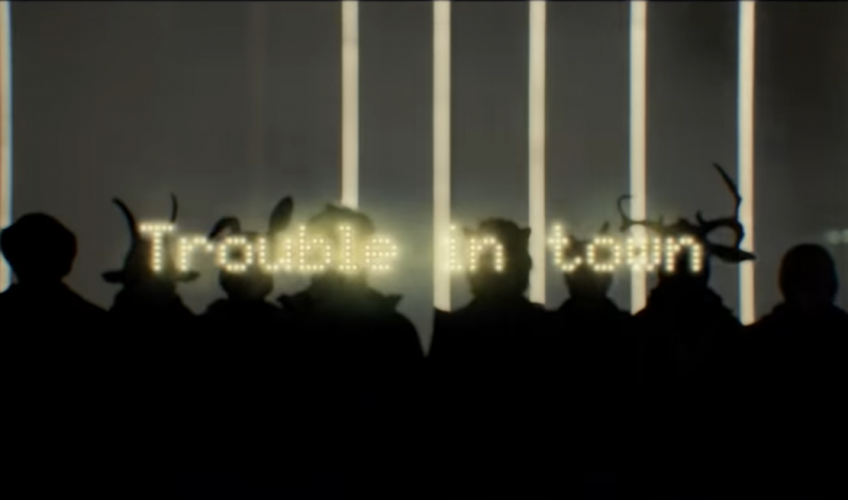 Urmărește „Trouble In Town”, clipul Coldplay inspirat din „Ferma Animalelor”