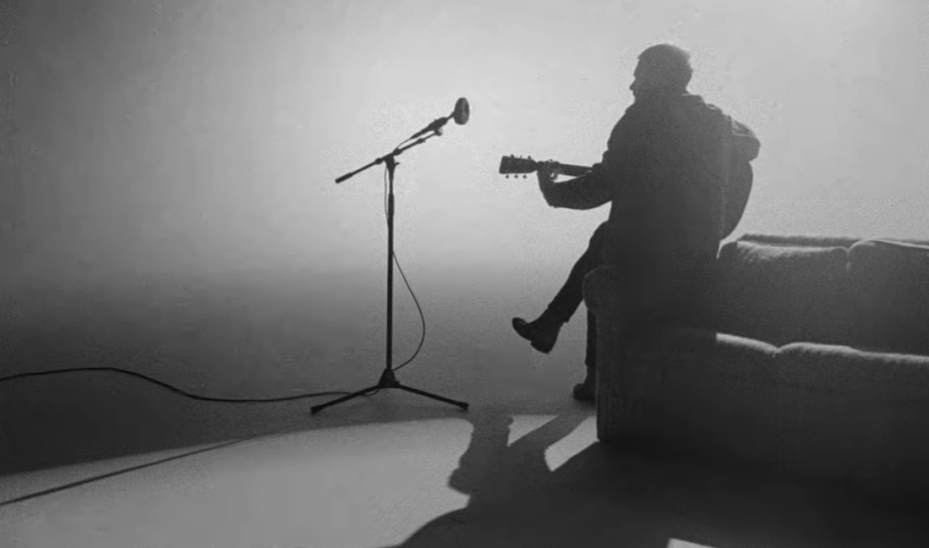 Kings of Leon a lansat un videoclip alb-negru pentru o nouă piesă acustică