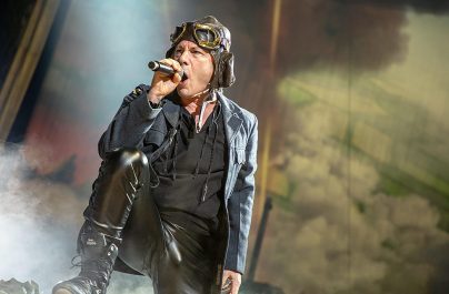 Iron Maiden lansează „Sign Of The Cross” de pe noul album live, „Legacy Of The Beast”