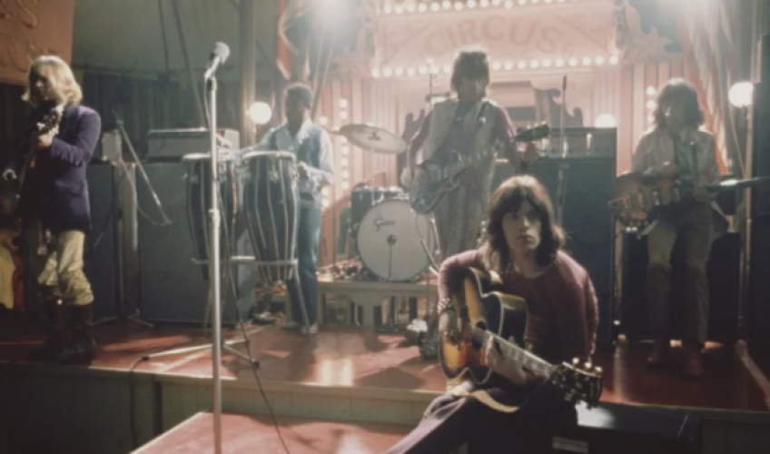 Urmărește-l pe John Lennon „înnebunit” la un concert The Rolling Stones